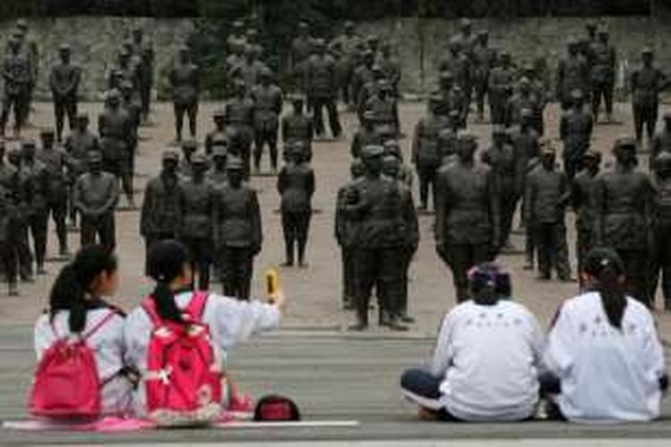 
Para pelajar duduk di Plasa Patung Pahlawan China di Anren, Provinsi Sichuan, 13 Mei 2016.

