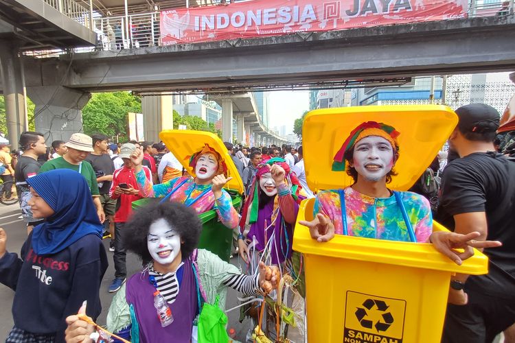 Aksi Mahasiswa IKJ Jadi Tong Sampah di CFD Rasuna Said, Edukasi Warga Pilah Sampah