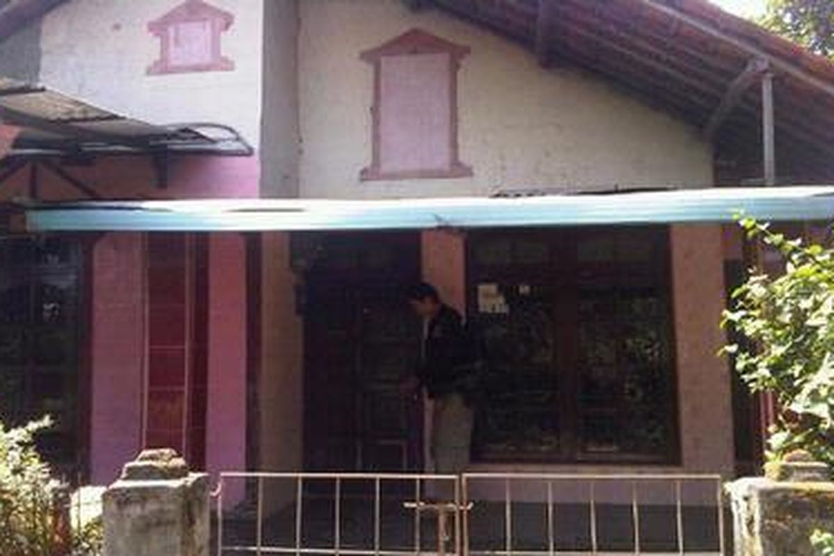 Rumah Achmad Yosefa Hayat, salah satu DPO bom Cirebon di Desa Plumbon, RT 19 RW 7, Kecamatan Plumbon, Kabupaten Cirebon, tampak sepi, karena penghuninya sedang ke luar rumah. Dzikri, adik ipar Hayat, menolak diwawancarai dan menutup rapat pintu rumahnya. Achmat Yosefa Hayat yang disebut-sebut sebagai pelaku bom bunuh diri di Gereja Bethel Injil Sepenuh Solo.