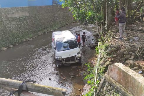 Hindari Kucing, Mobil Boks Pengantar Paket Terjun ke Sungai