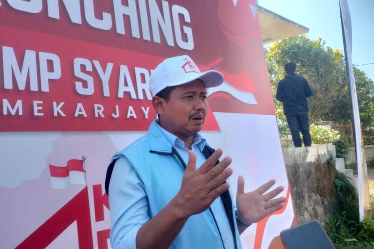 Bupati Sumedang Dony Ahmad Munir di kantor Desa Mekarjaya, Sumedang Utara, Sumedang, Senin (21/7/2025). KOMPAS.com/AAM AMINULLAH