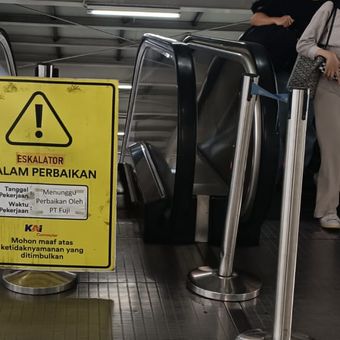 Kondisi eskalator di Stasiun Bekasi akses Jalan Perjuangan yang mati, Senin (6/11/2023). Eskalator itu tak kunjung diperbaiki. Dalam catatan Kompas.com, kondisi ini sudah terjadi setidaknya sejak bulan Oktober lalu.