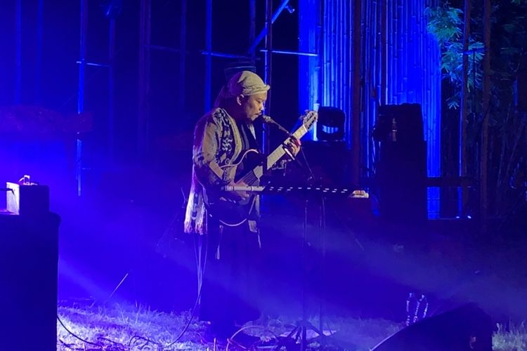 Mohammad Istiqamah Djamad alias Pusakata saat tampil di pagelaran musik Jazz Gunung Bromo 2022 di Probolinggo, Jawa Timur, Jumat (22/7/2022).