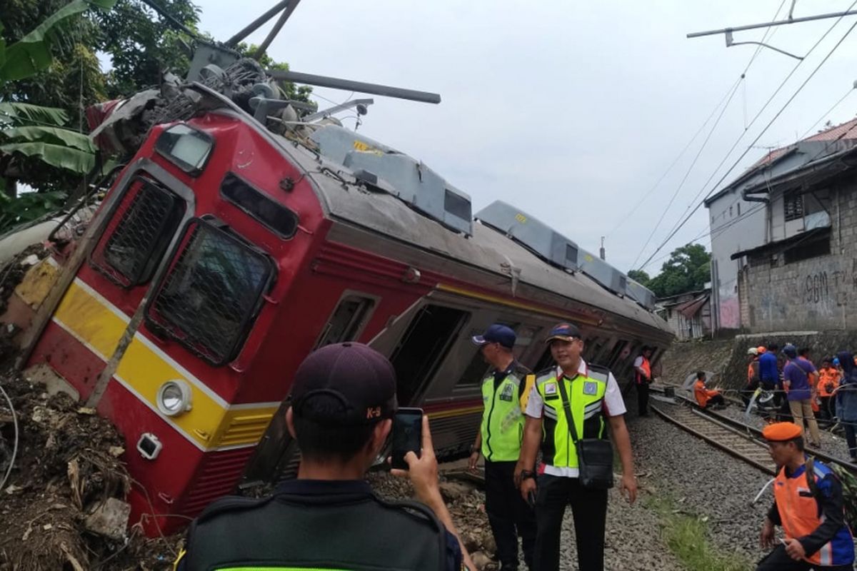 Kereta rel listrik (KRL) 1722 jurusan Jatinegara menuju Bogor anjlok di perlintasan kereta antara antara Stasiun Cilebut dan Stasiun Bogor, Minggu (10/3/2019).