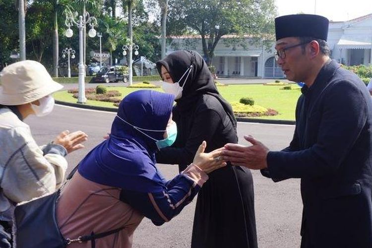 Gubernur Jawa Barat, Ridwan Kamil, dan istri saat menerima warga yang menyampaikan dukacita di halaman Gedung Pakuan, Minggu (5/6/2022) (Tribun Jabar/Muhamad Nandri Prilatama)