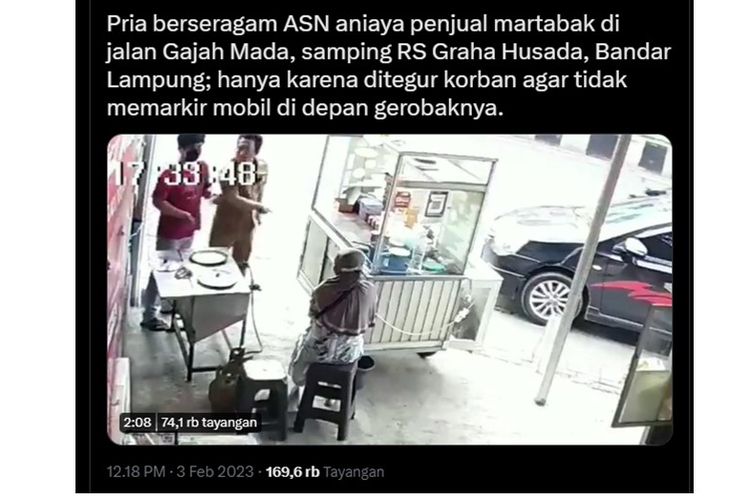 Video rekaman CCTV yang memperlihatkan seorang pria berseragam PNS aniaya pedagang martabak di Bandar Lampung