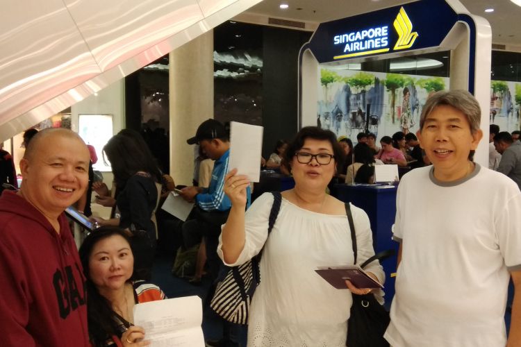 Santoso (52) (paling kanan), pengunjung pameran Singapore Airlines Travel Fair 2017 asal Daan Mogot, Jakarta mendapatkan tiket pesawat PP Jakarta - London Rp 7.595.000.