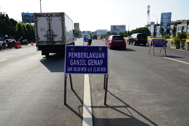 Polisi menerapkan ganjil genap di tol Paster, Jumat (3/9/2021). Penerapan ganjil genap di di lima tol Kota Bandung ini dilakukan untuk mengontrol arus kendaraan dari luar Kota Bandung masuk ke Bandun.