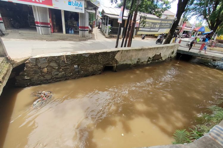 Kondisi Kali Licin yang sempat tersumbat sampah styrofoam di Jalan Pramuka, Mampang, Pancoran Mas, Depok, aliran kali kini telah normal.