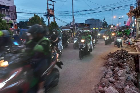 Pengendara Keluhkan Material Revitalisasi Trotoar Berserakan di Jalan Raya Kartini Depok