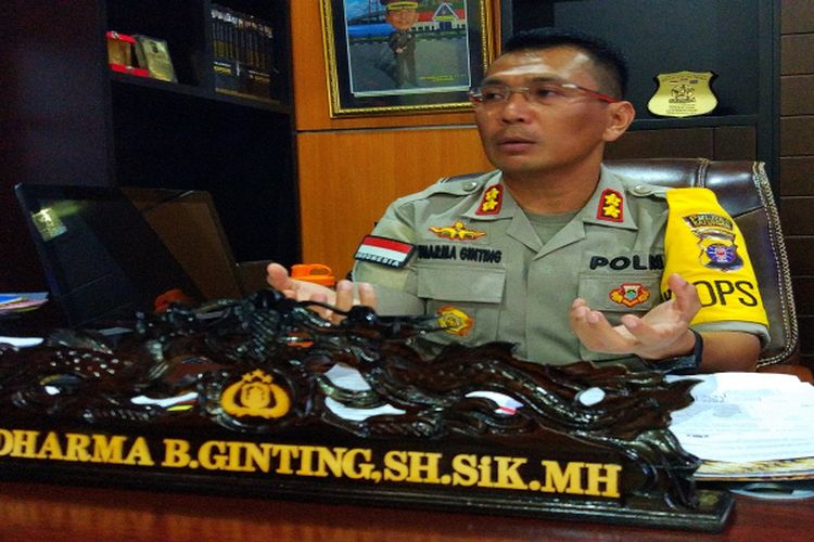 Kapolres Katingan, Dharma B Ginting saat diwawancarai di ruang kerjanya.