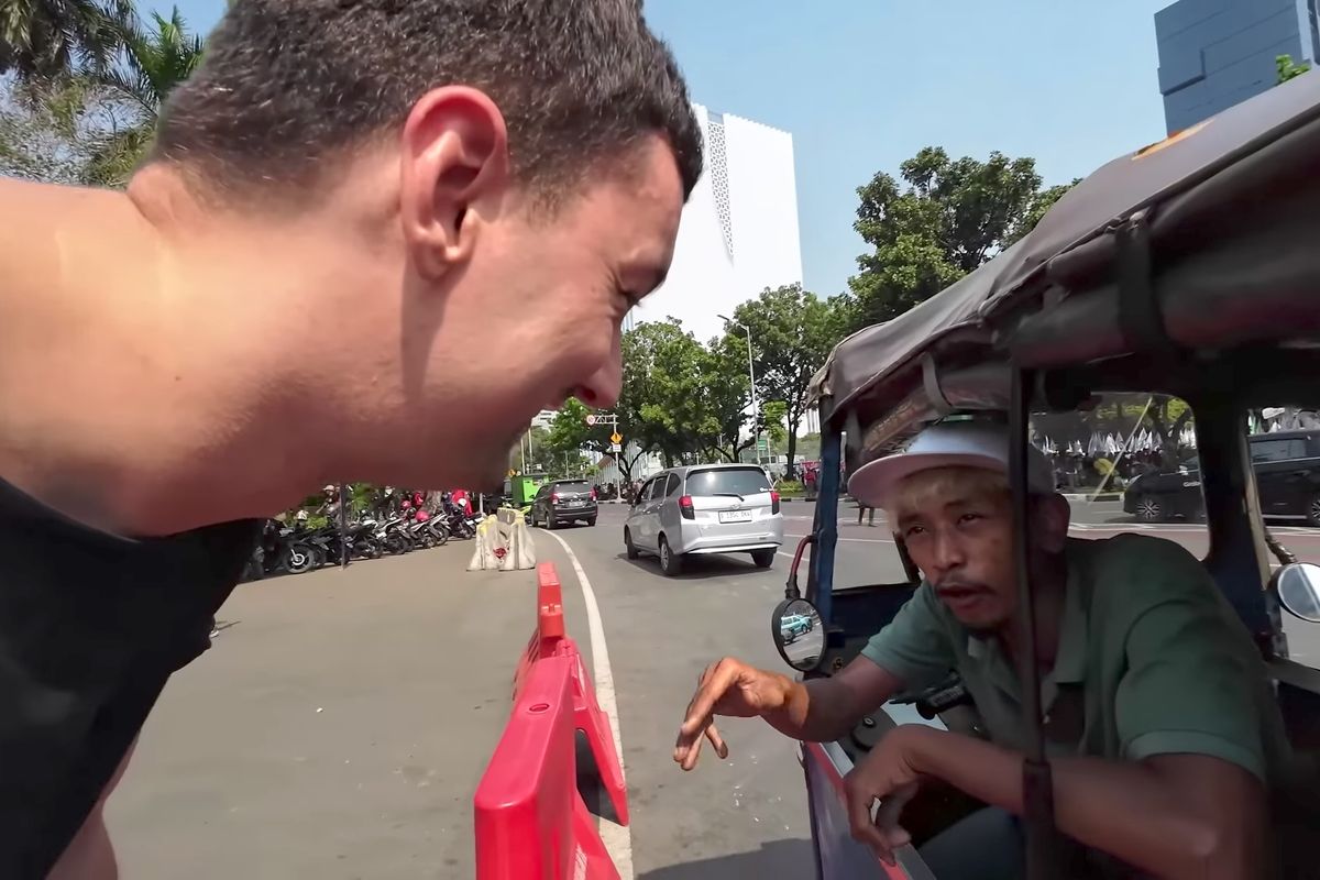 Video viral seorang YouTuber asal Jerman bernama Ken Abroad yang menampilkan Johan (35), sopir bajaj asal Cakung, Jakarta Timur, yang mampu berbahasa Inggris.