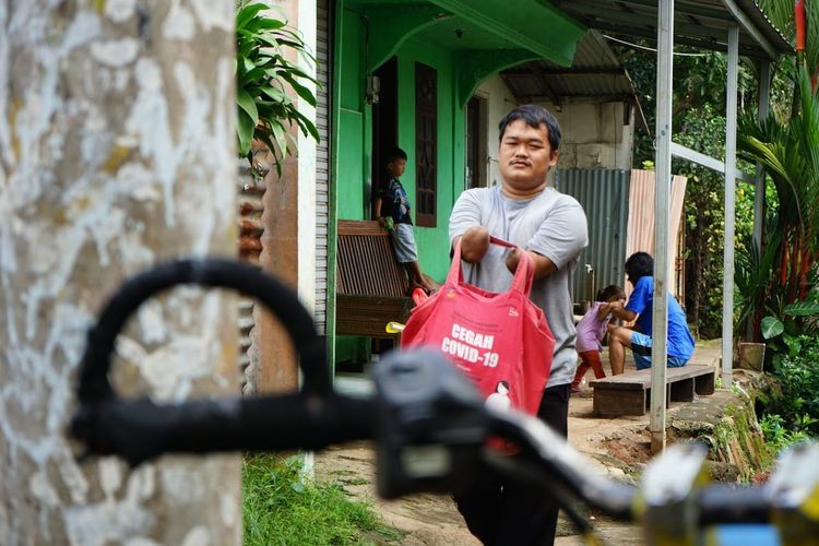 Andriansyah menerima bantuan dari donatur Dompet Dhuafa sebagai sokongan kebutuhan harian dan usaha laundry sebagai penopang kehidupan keluarganya, beberapa waktu lalu.