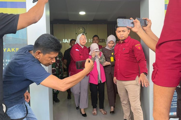 Tersangka pegawai bank pelat merah yang diduga terlibat dalam kasus dugaan korupsi dana kredit pensiun TNI-Polri ditahan pihak Kejari Pinrang, Rabu (23/10/2025).