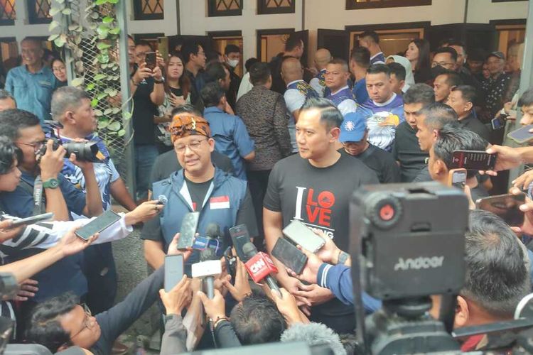 Bacapres Anies Baswedan dan Ketua Umum Partai Demokrat AHY usai menggelar diskusi berdama anak muda di Rumah Kentang, Kota Bandung, Jawa Barat, pada Sabtu (5/8/2023)
