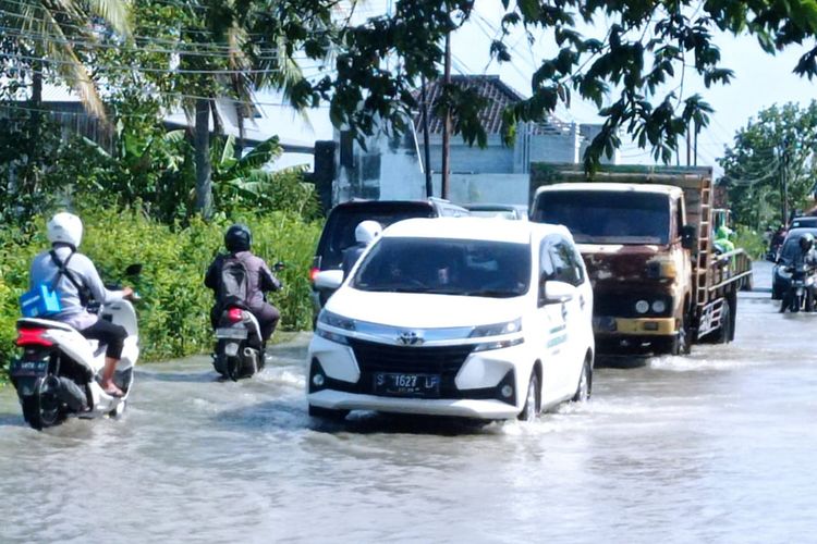 Jalan poros antar kecamatan, dari Desa Madulegi di Kecamatan Sukodadi hingga Desa Kendalkemlagi di Kecamatan Karanggeneng mulai terendam air luapan Bengawan Njero, Selasa (21/2/2023).