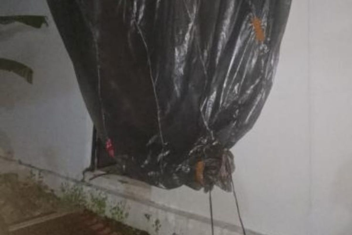 Balon udara jatuh di pagar rumah warga daerah Condongcatur, Kapanewon Depok, Kabupaten Sleman pada Selasa (1/04/2025) malam. Balon udara yang jatuh tersebut tampak dipasangi dengan sejumlah petasan.