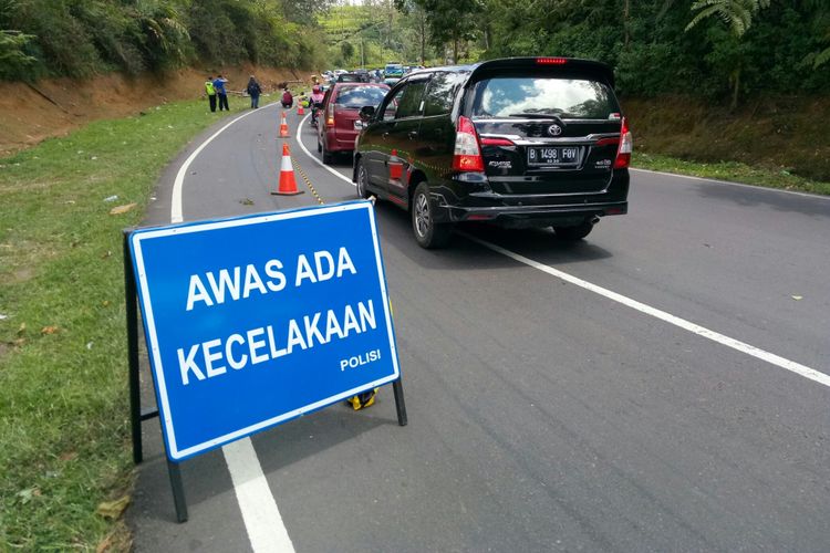 Tampak antrian kendaraan di Tanjakan Emen, Subang, Jawa Barat ,Minggu (11/2/2018). Kendaraan ini menunggu dibukanya jalan yang tengah dilakukan penutupan sementara lantaran sedang dilakukan olah TKP oleh pihak kepolisian untuk mengetahui penyebab kecelakaan bis yang menewaskan 27 orang di jalur rawan tersebut. 