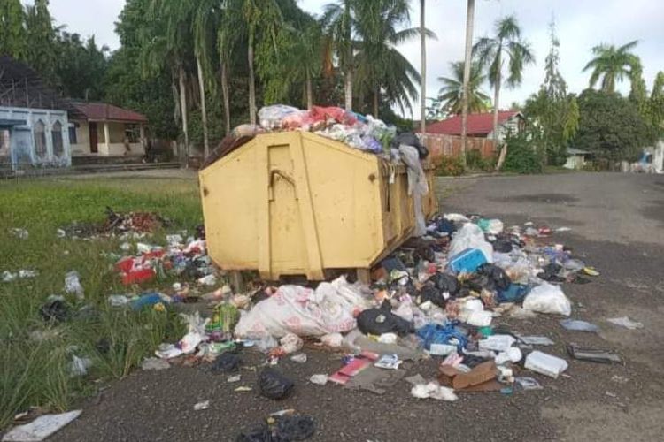 Tumpukan sampah di areal Stadion Nunukan Kaltara. Diamankannya dua armada truk sampah DLH membuat jadwal pengangkutan sampah terkendala dan menjadi keluhan masyarakat