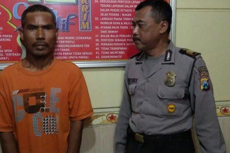 Tersangka Hariono (kiri) saat diamankan petugas kepolisian di Polsek Menganti, Senin (30/1/2017).