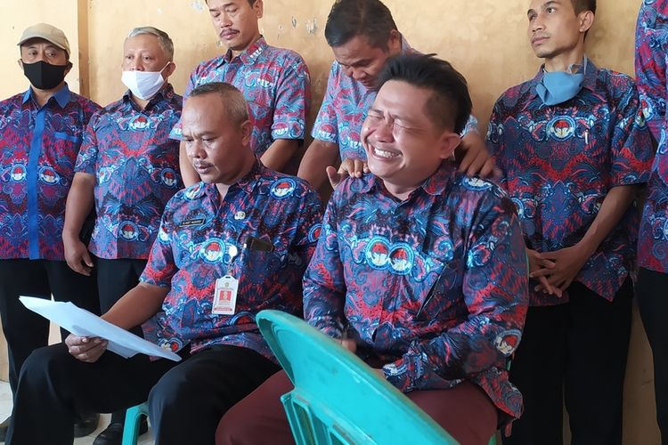 Perangkat Desa, Slamet (kanan depan) yang jadi terdakwa kasus penolakan pemakaman jenazah pasien Covid-19 menangis di Balai Desa Glempang, Kecamatan Pekuncen, Kabupaten Banyumas, Jawa Tengah, Kamis (18/3/2021).