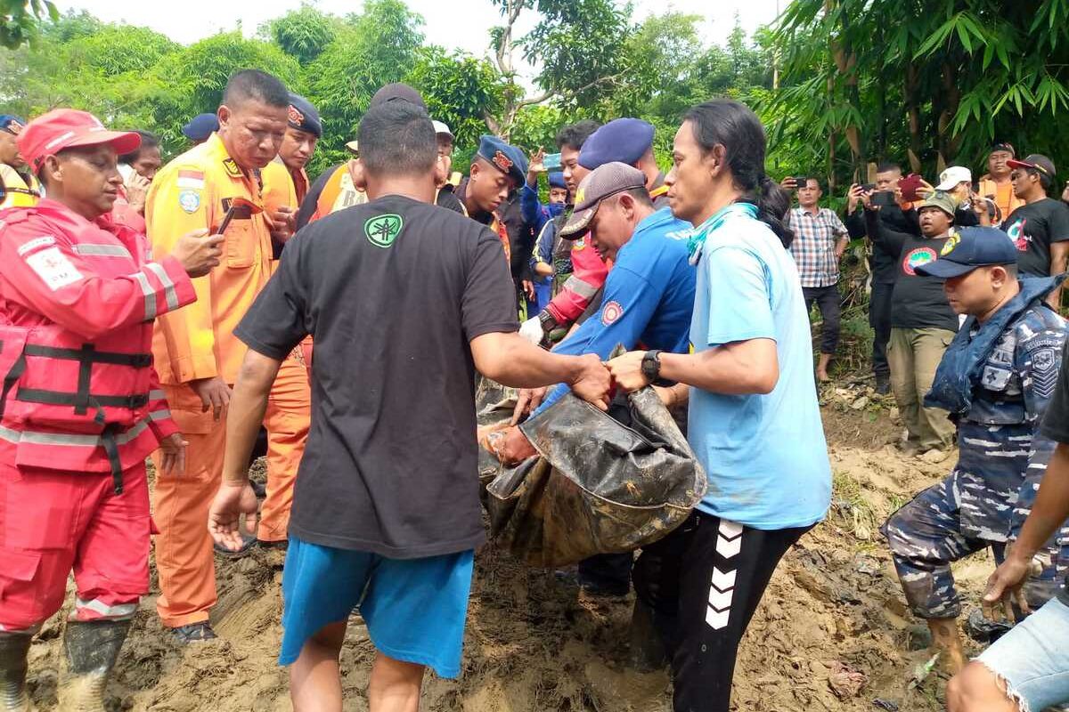 Tim Gabungan SAR, BPBD, TNI AL, Polairud, Brimob, dan lainnya berhasil menemukan jasad Ali Mujahidin (15) santri yang tenggelam di Sungai Panundan, Desa Ender, Kecamatan Pangenan Kabupaten Cirebon, pada Selasa siang (24/1/2023). Ali tenggelam saat berenang bersama tiga orang temannya Senin siang (23/1/2023)