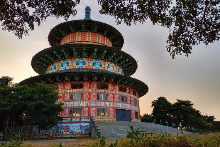 Pagoda Tian Ti, salah satu tempat wisata Surabaya yang bisa dikunjungi.