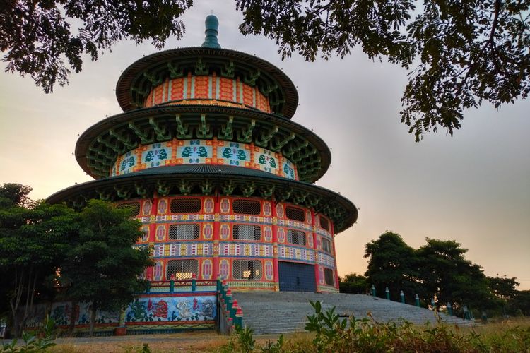 Pagoda Tian Ti di Pantai Ria Kenjeran Surabaya