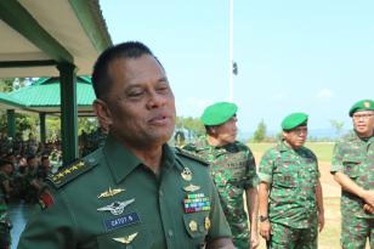 Kepala Staf TNI Angkatan Darat (KSAD), Jenderal TNI Gatot Nurmantyo menjawab pertanyaan wartawan sebelum memberikan arahan kepada anggota Batalyon Infanteri 134 Tuah Sakti (TS) dalam kunjungannya ke Markas Batalyon tersebut, di Batam, Selasa (23/9/2014). KSAD meminta anggota TNI untuk tidak membuat aksi balasan yang akan memperkeruh suasana dan menyerahkan penyelesaian insiden tertembaknya empat personel TNI AD dari Yonif 134/TS oleh anggota Brimobda Kepri pada Minggu malam lalu kepada tim investigasi yang segera dibentuk. TRIBUN BATAM/ARGIANTO DA NUGROHO