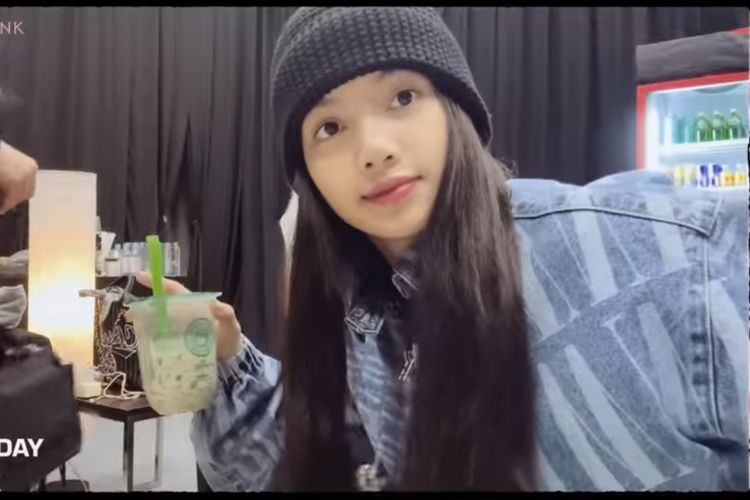 Lisa member BLACKPINK minum es cendol di sela-sela persiapan konser Born Pink di Stadion Utama GBK, Jakarta pada Maret 2023.