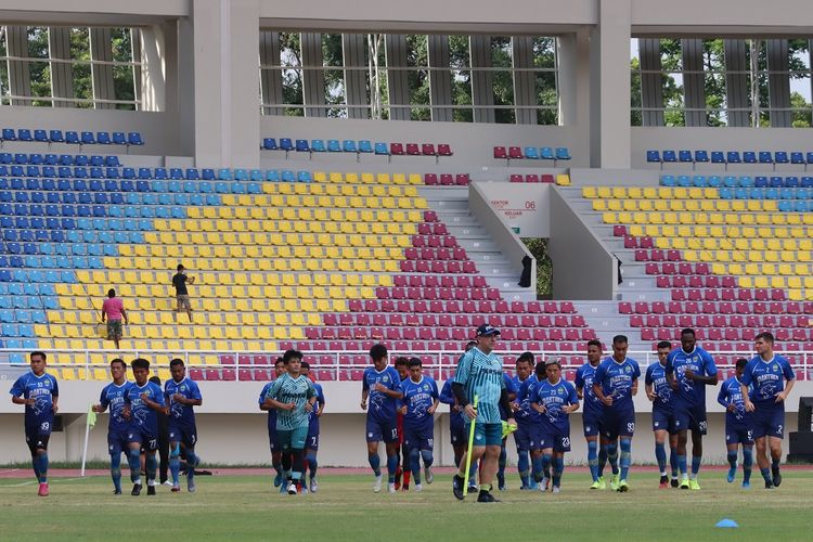 Para pemain Persib Bandung menjajal lapangan Stadion Manahan, Solo, Jumat (14/2/2020).