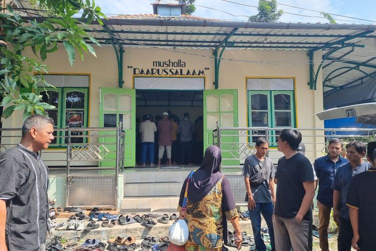 Pelayat memadati rumah duka mahasiswa Undip korban pendakian Gunung Lawu di Sendangguwo, Tembalang, Semarang, Senin (26/6/2023).