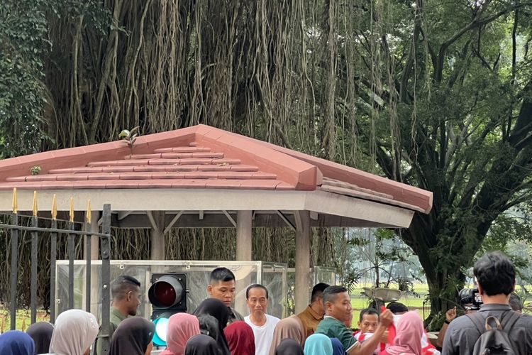 Presiden Joko Widodo menyaksikan penyerahan paket sembako kepada warga di Kompleks Istana Kepresidenan Bogor, Minggu (7/4/2024).