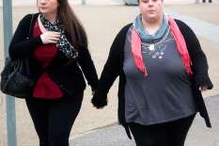 Rachel Trelfa (kiri) dan pasangan lesbiannya, Nyomi Fee (kanan) didakwa telah membunuh bayi dua tahun, anak Trelfa sendiri.