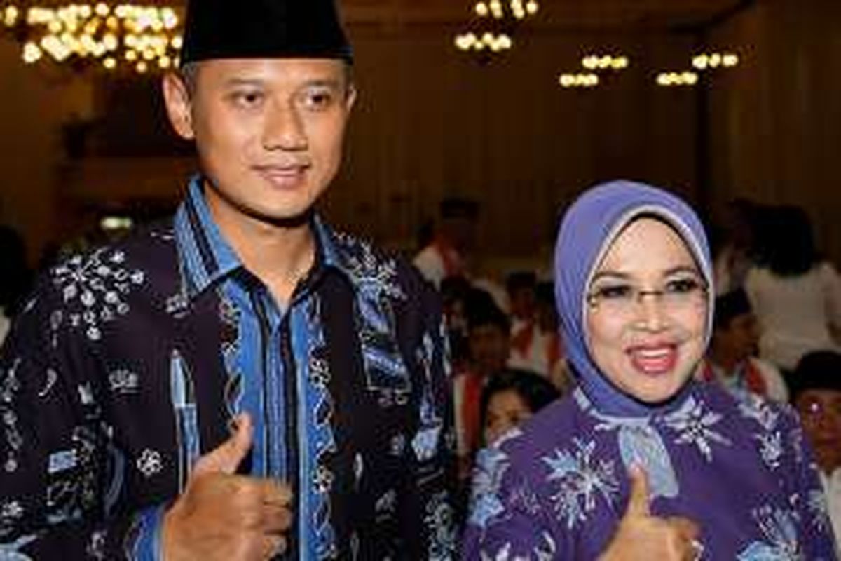 Bakal calon gubernur dan wakil gubernur DKI Jakarta Agus Harimurti Yudhoyono dan Sylviana Murni bersiap mengikuti rapat pleno penetapan pasangan calon gubernur-wakil gubernur DKI pada Pilkada 2017, di Balai Sudirman, Tebet, Jakarta Selatan, Senin (24/10/2016). Ketua Komisi Pemilihan Umum DKI Jakarta Soemarno memastikan Pilkada DKI Jakarta 2017 diikuti tiga pasang calon gubernur dan calon wakil gubernur.