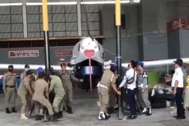 Tangkapan layar video pemindahan pesawat Susi Air dari Hanggar Bandara Robert Atty Bessing Malinau, Kalimantan Utara.