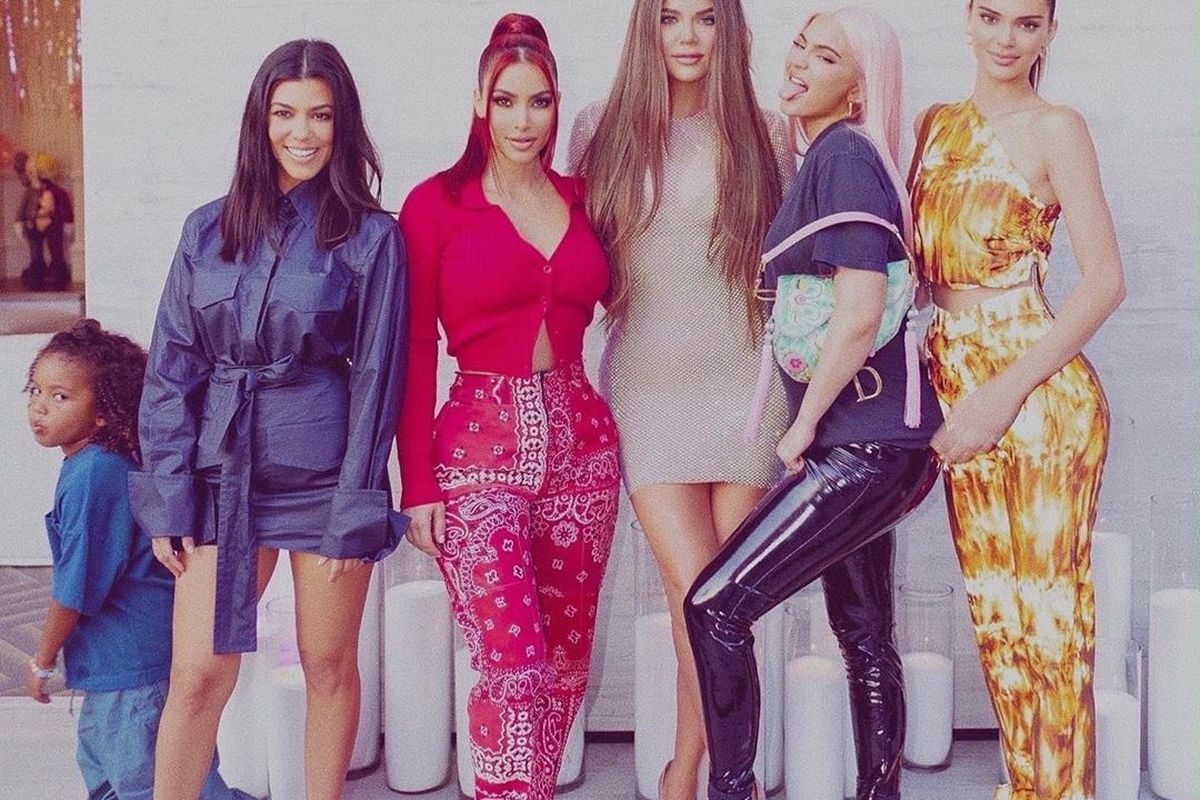 Keluarga Kardashian-Jenner berpose mengikuti gaya personel The Spice Girls.