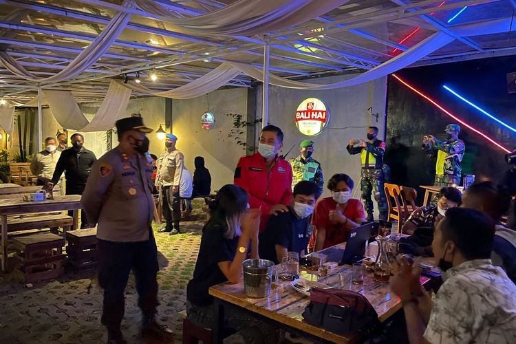 Wali Kota Salatiga Yuliyanto memantau jam operasional cafe dan restoran.