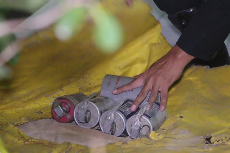 Petugas Unit Penjinak Bom Polda Jawa Barat membungkus lima buah barang mirip granat di sekitar area Polres Cirebon Kota, Sabtu malam (15/6/2019). Kelima barang membahayakan tersebut ditemukan oleh inisial Y, saat mencari sampah di Tempat Pembuangan Sampah Sementara Kali Sukalila Kecamatan Kejaksan Kota Cirebon. 
