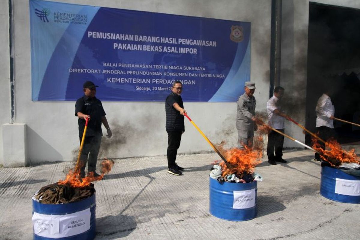 Pemusnahan pakaian bekas di salah satu gudang di Sidoarjo, Jawa Timur, Senin (20/3/2023).