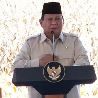 Presiden Prabowo Subianto dalam acara panen raya jagung serentak kuartal II di Landasan Udara Harry Hadisoemantri, Kecamatan Sanggau Ledo, Kabupaten Bengkayang, Kalimantan Barat (Kalbar), Kamis (5/6/2025). 