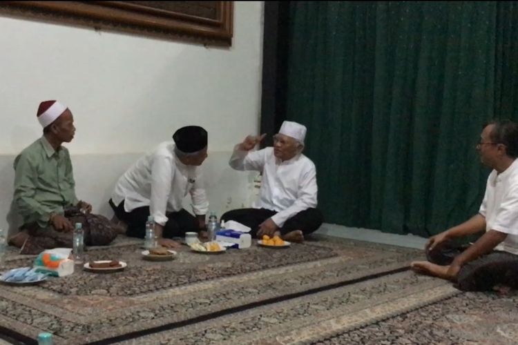 Capres Ganjar Pranowo bertemu Gus Mus di Kompleks Pondok Pesantren Raudlatul Thalibin, Leteh, Rembang, Jawa Tengah, Senin (13/11/2023)
