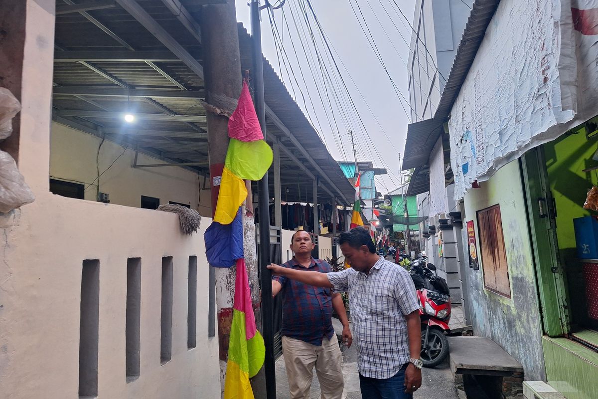 Ketua RT 01 RW 01, Warakas, Tanjung Priok, Jakarta Utara, bernama Sujarwo, melaporkan ketua RW ke polisi.