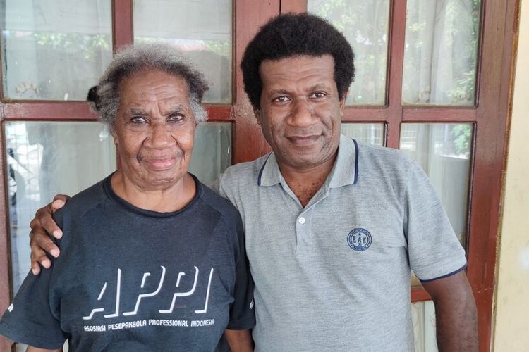 Afra Fattie (kiri) dan Hans Rumakiek yang merupakan Nenek dan Ayah dari Ramai Rumakiek yang kini menjadi bintang baru di Timnas Sepakbola Indonesia, Jayapura, Papua, Rabu (29/12/2021)