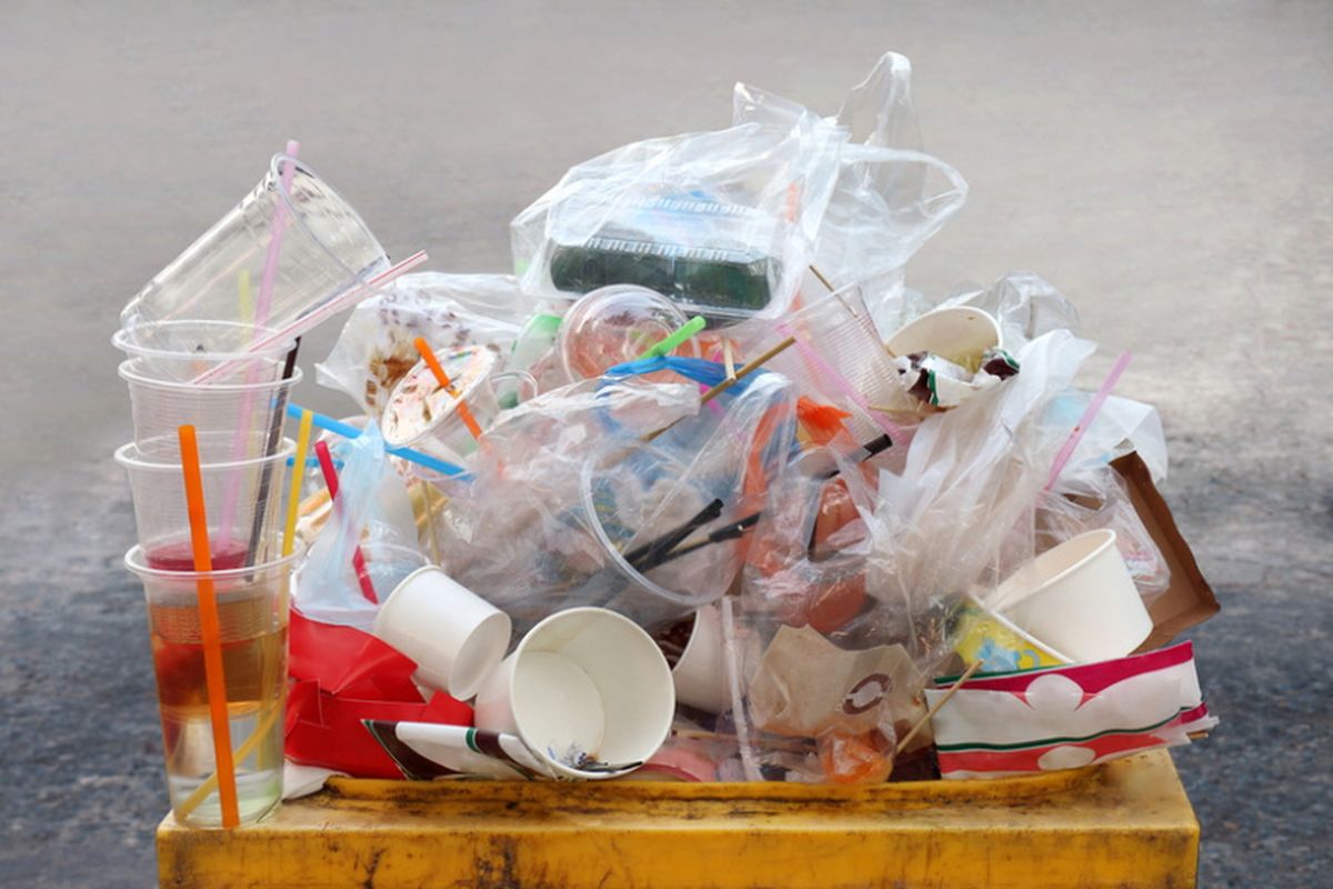 Ilustrasi sampah plastik. Daur ulang sampah plastik dengan inovasi berkelanjutan dapat mengatasi masalah limbah ini.