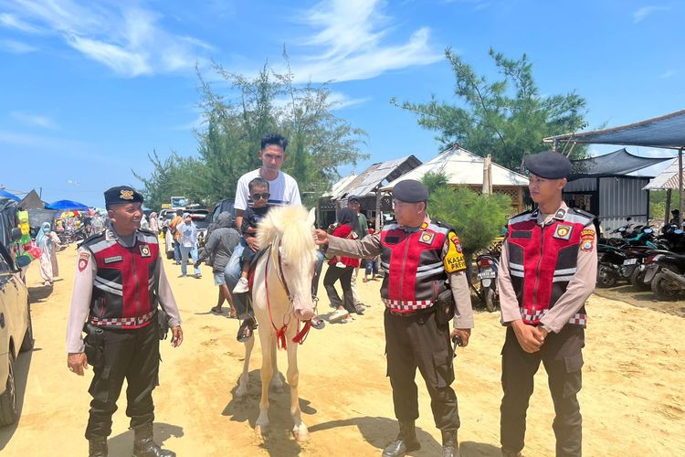 Pastikan Wisatawan Aman, Polisi Patroli dan Ingatkan Pengelola Pantai Jumiang Pamekasan