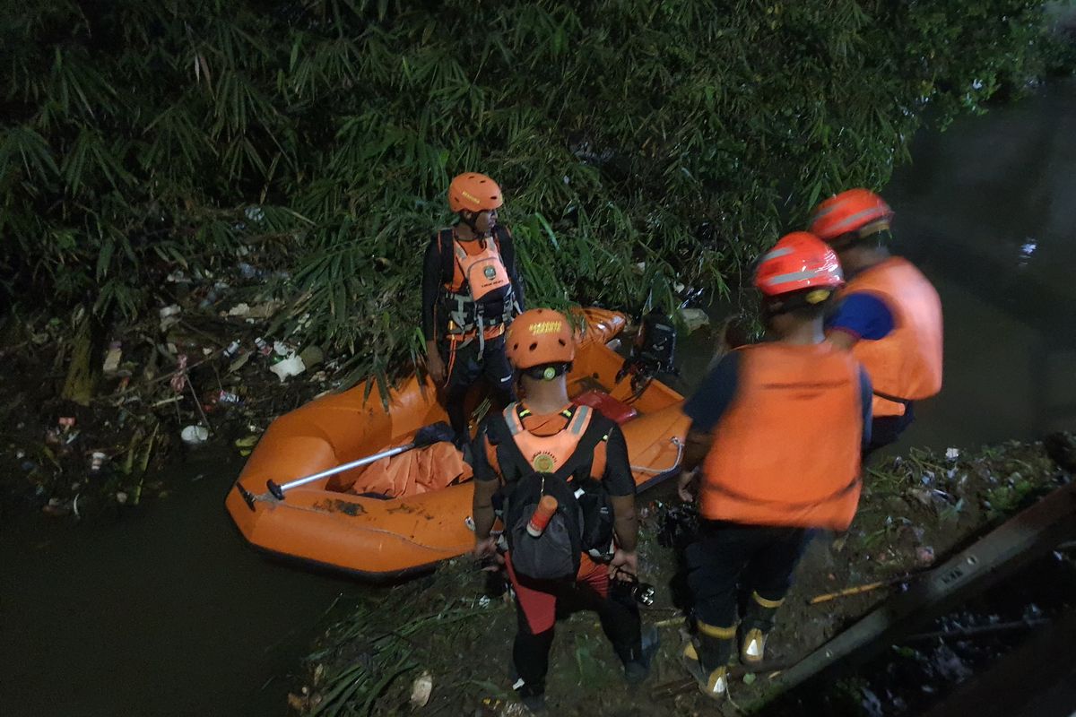 Tim SAR gabungan melakukan pencarian bocah yang tenggelam di Kali Angke, Tangerang, Jumat (1/12/2023). 