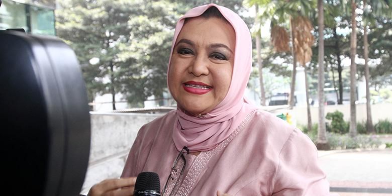 Anggota DPD Emilia Contessa tiba di kantor KPK, Jakarta, untuk menjalani pemeriksaan, Selasa (18/10/2016). Emilia Contessa diperiksa sebagai saksi untuk tersangka mantan Menteri Kesehatan Siti Fadilah Supari dalam kasus dugaan penerimaan hadiah atau janji dalam kegiatan pengadaan alat kesehatan untuk kebutuhan Pusat Penanggulangan Krisis Departemen Kesehatan.