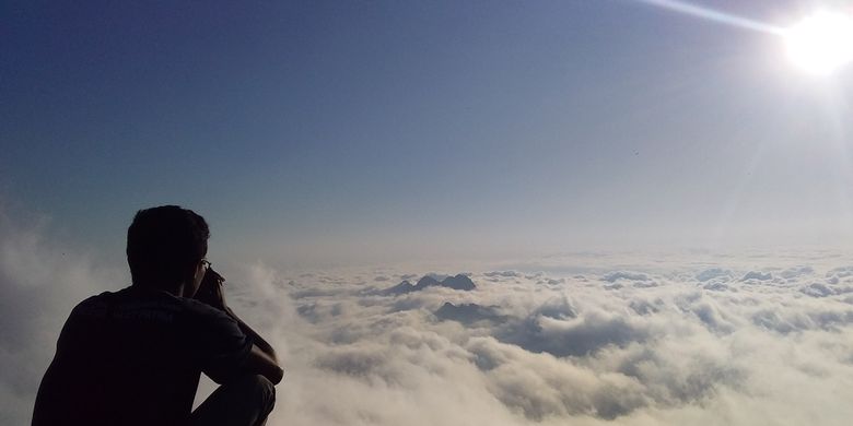 Foto : Para pengunjung sedang asik menikmati sore di puncak bukit Wolobo, Desa Turekisa, Kecamatan Golewa Barat, Kabupaten Ngada, Flores, NTT, Sabtu (7/9/2019).