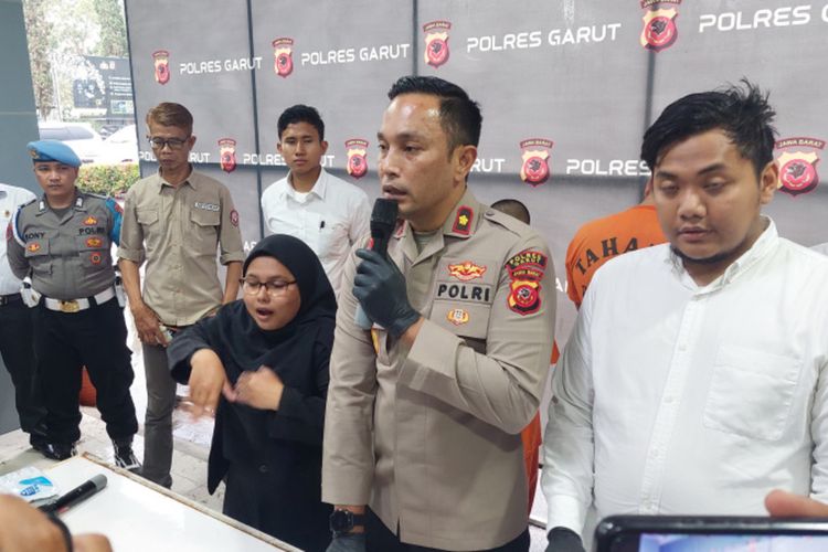 Wakapolres Garut Kompol Yopi Mulyawan saat melakukan konferensi pers terkait pengungkapan kasus TPPO di Mapolres Garut, Senin (19/06/2023)